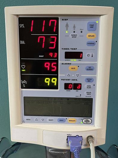 Used Datascope Accutorr Plus Patientenmonitor auf Trolley mit Blutdruckmanschette und SpO2 Fingersensor