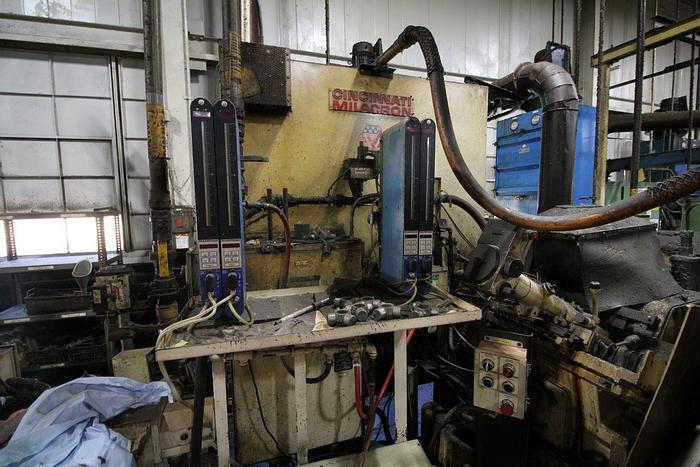 Used CINCINNATI MILACRON 220-8 DE CENTERLESS GRINDER