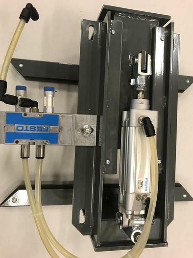 Gebraucht KNAPP Universal Ausschieber Zentrierer mit Pneumatik