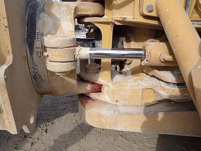 Used 2011 CATERPILLAR 730