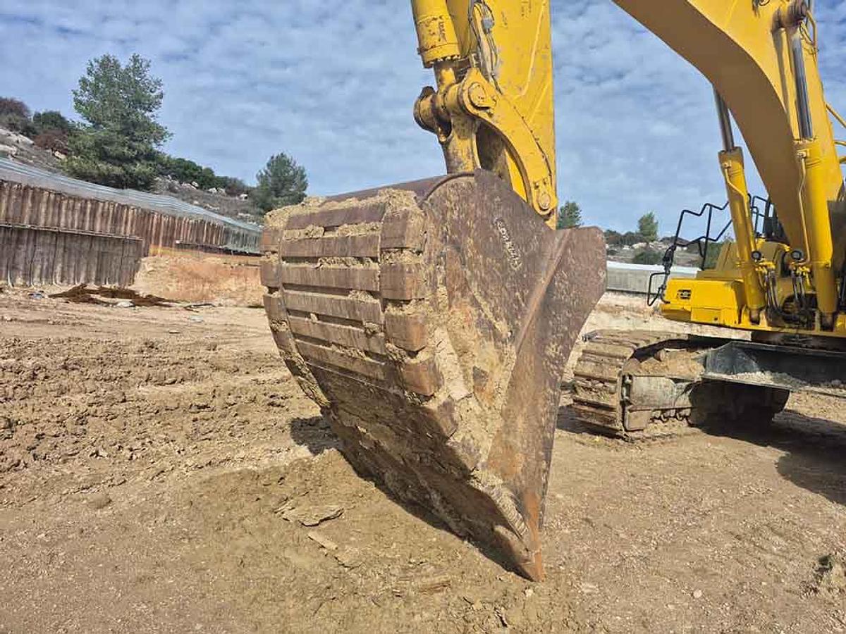 Used 2024 KOMATSU PC700LC-11EO