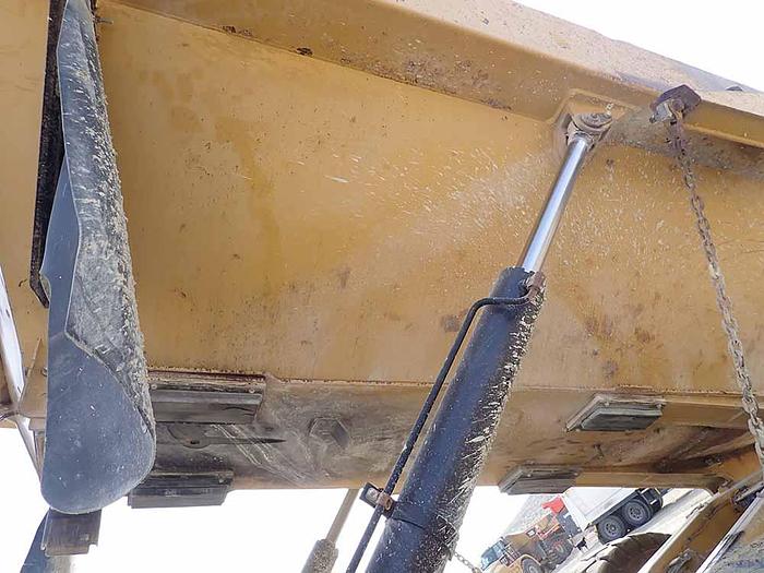 Used 2011 CATERPILLAR 730