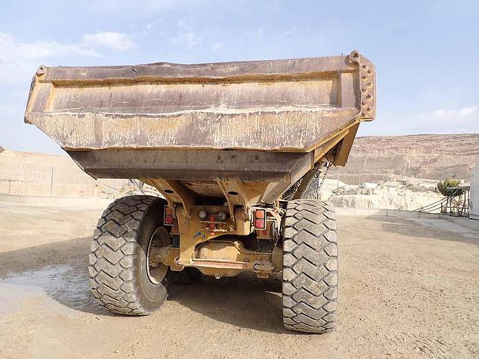 Used 2011 CATERPILLAR 730