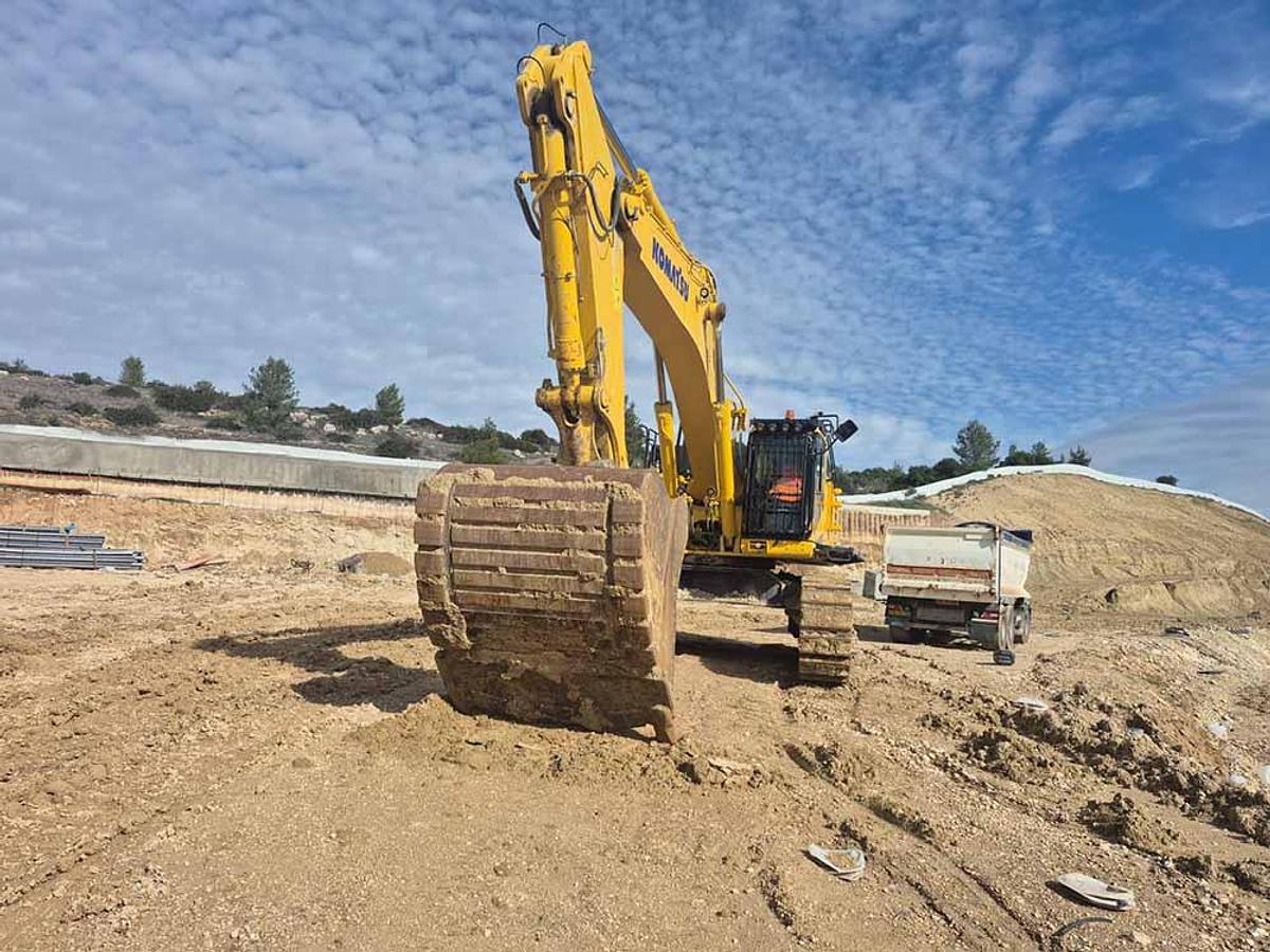 Used 2024 KOMATSU PC700LC-11EO