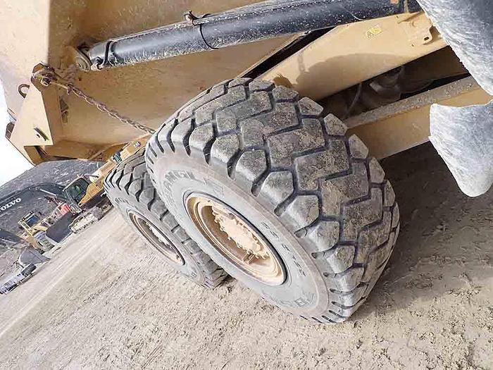 Used 2011 CATERPILLAR 730