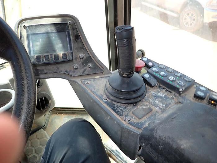 Used 2018 CATERPILLAR CS64B