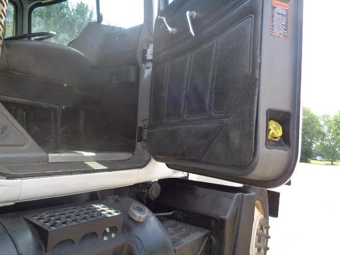 Used 1996 Mack RD690S- Stock #: 8634