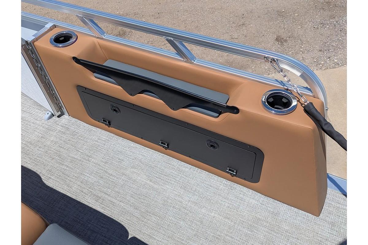 2026 Avalon 25E85 LSZ Versatile Rear Bench Windshield Tritoon