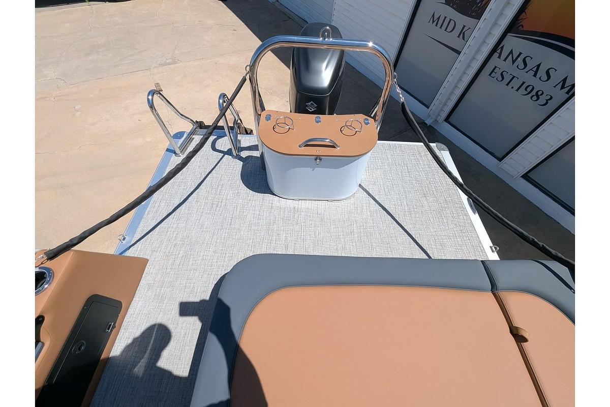 2026 Avalon 25E85 LSZ Versatile Rear Bench Windshield Tritoon