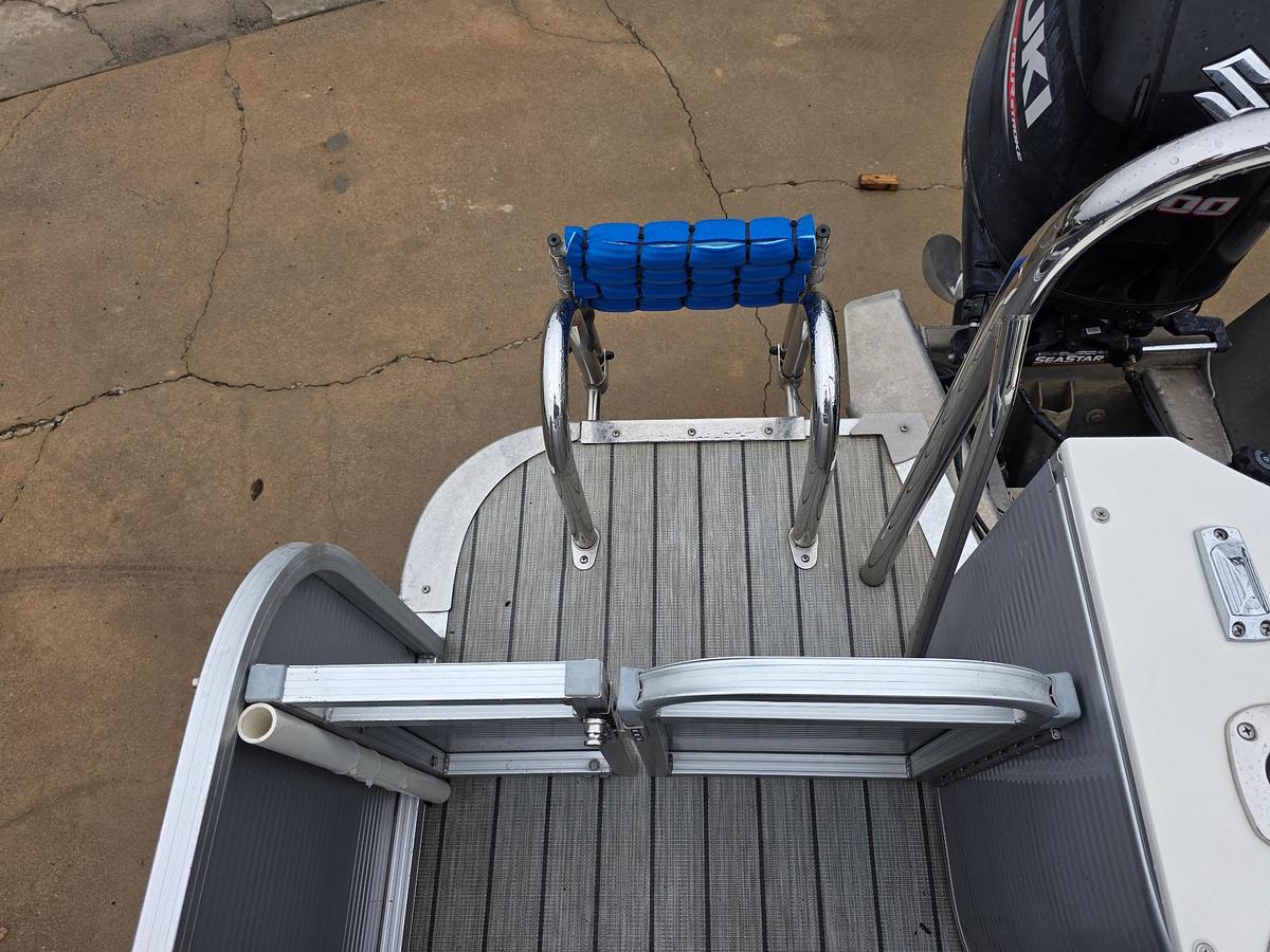 Used 2019 Avalon 2385 Catalina Rear Fish