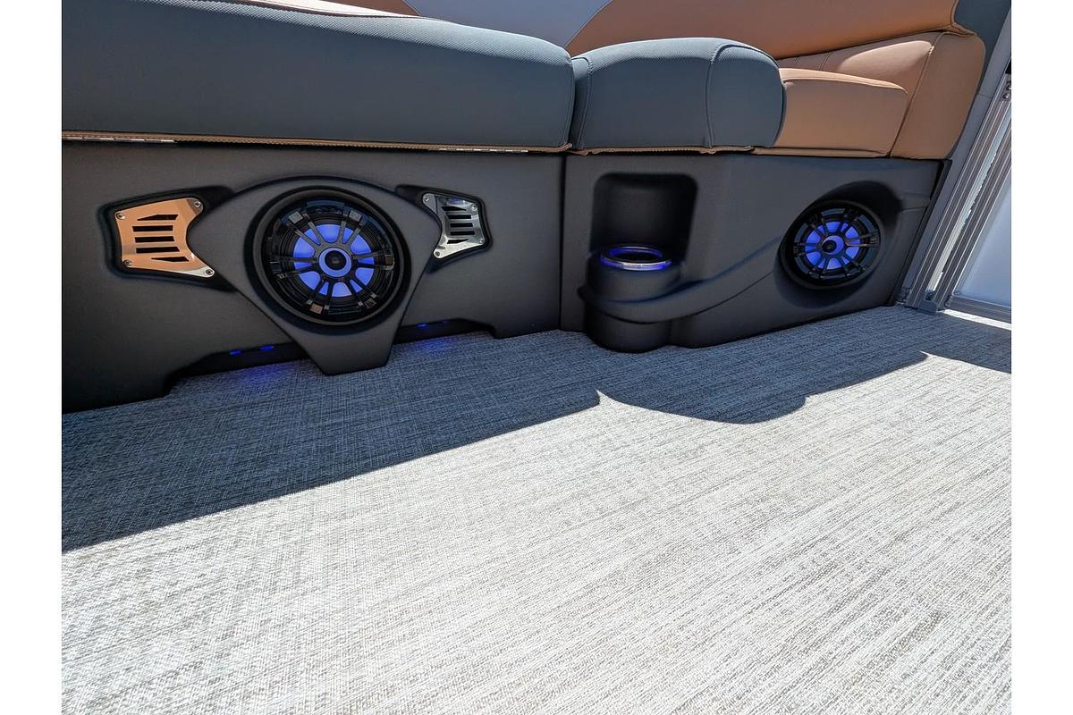 2026 Avalon 25E85 LSZ Versatile Rear Bench Windshield Tritoon