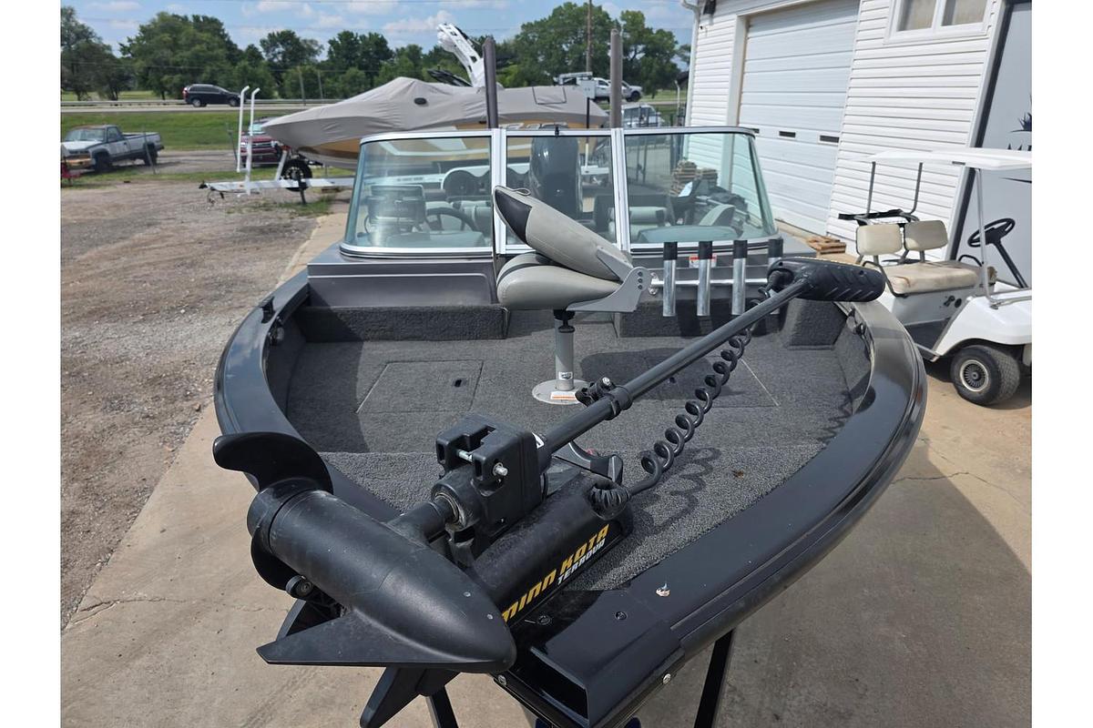 Used 2014 Lowe Fishing Machine 17