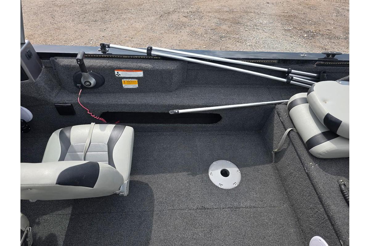 Used 2014 Lowe Fishing Machine 17