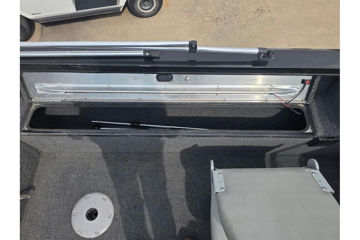 Used 2014 Lowe Fishing Machine 17