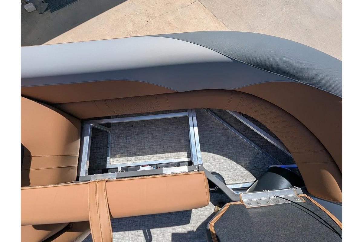 2026 Avalon 25E85 LSZ Versatile Rear Bench Windshield Tritoon