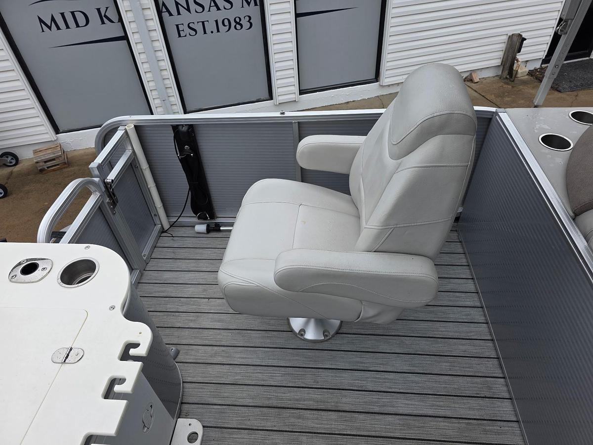 Used 2019 Avalon 2385 Catalina Rear Fish