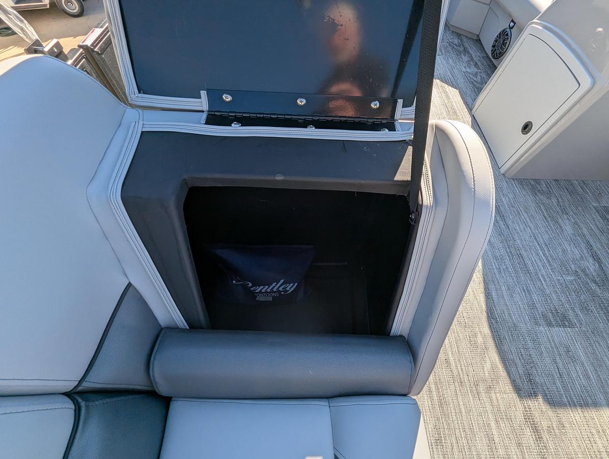 2027 Bentley Pontoons Bolt 223