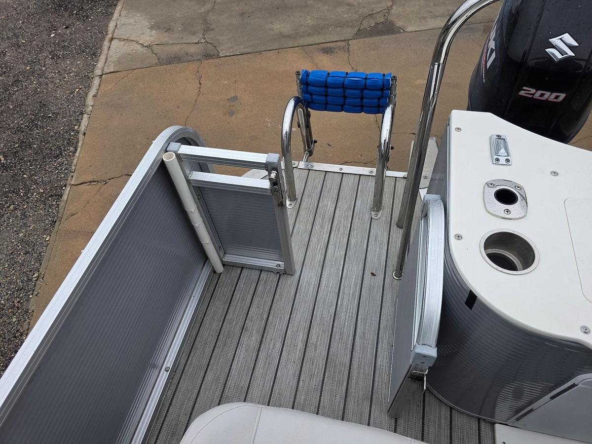 Used 2019 Avalon 2385 Catalina Rear Fish