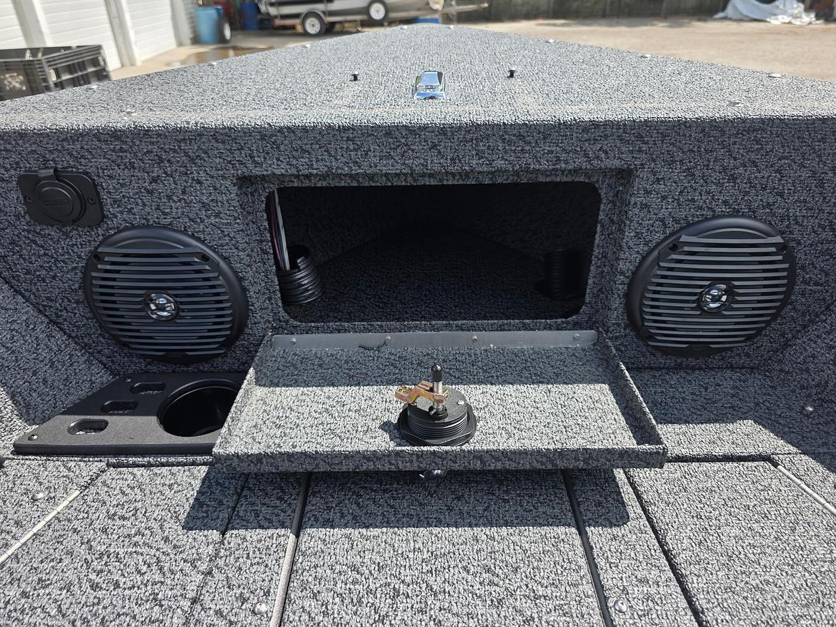 2027 Lund 1775 Impact XS Sport
