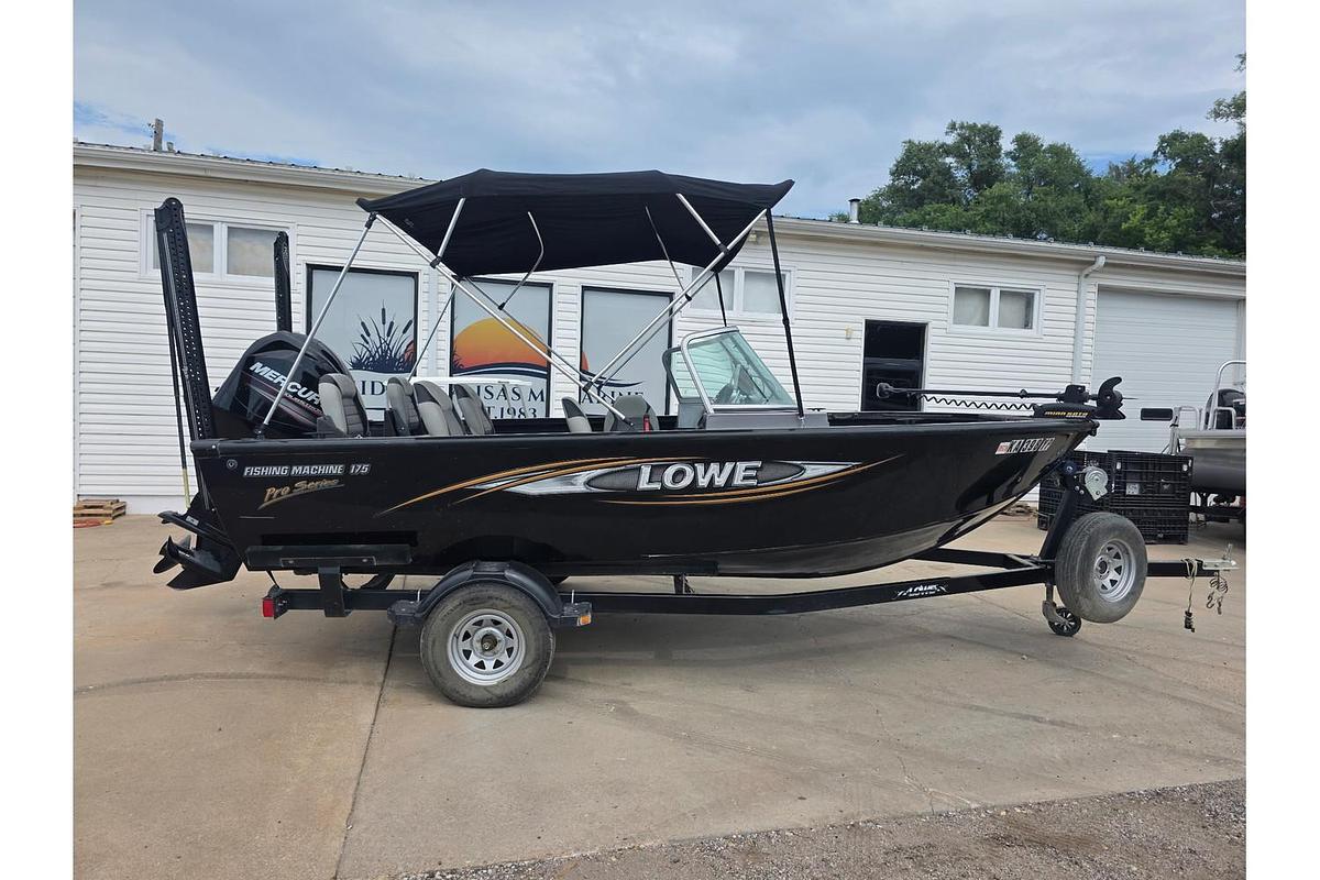 Used 2014 Lowe Fishing Machine 17