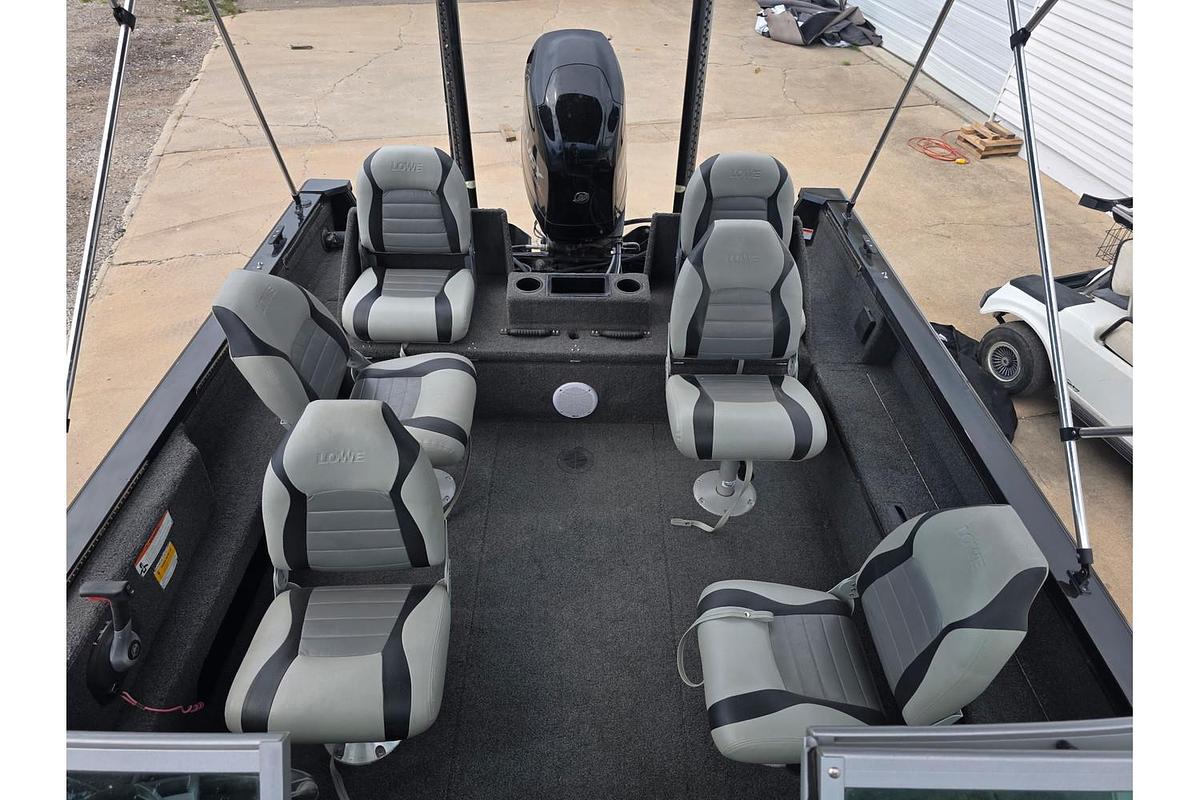 Used 2014 Lowe Fishing Machine 17