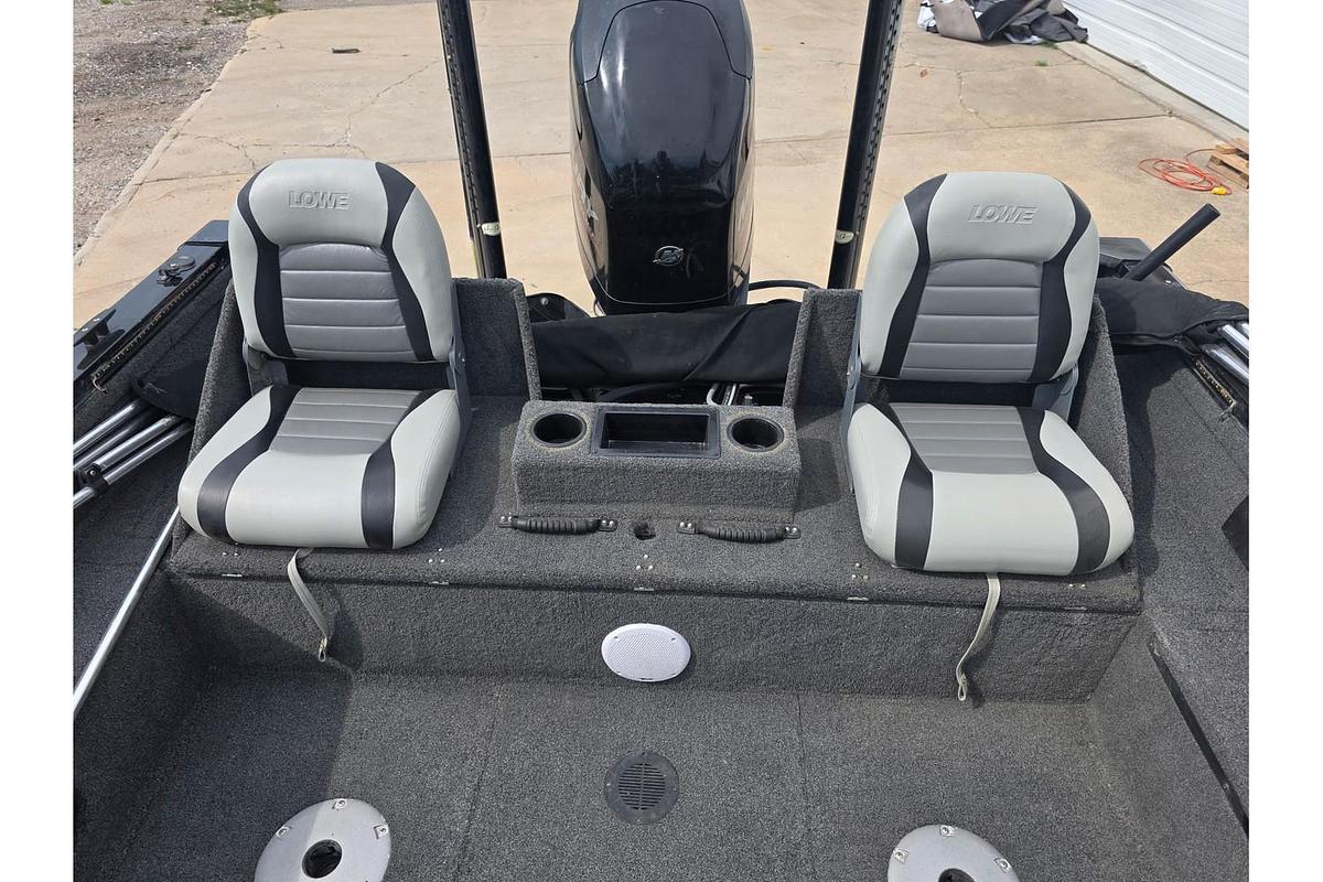 Used 2014 Lowe Fishing Machine 17