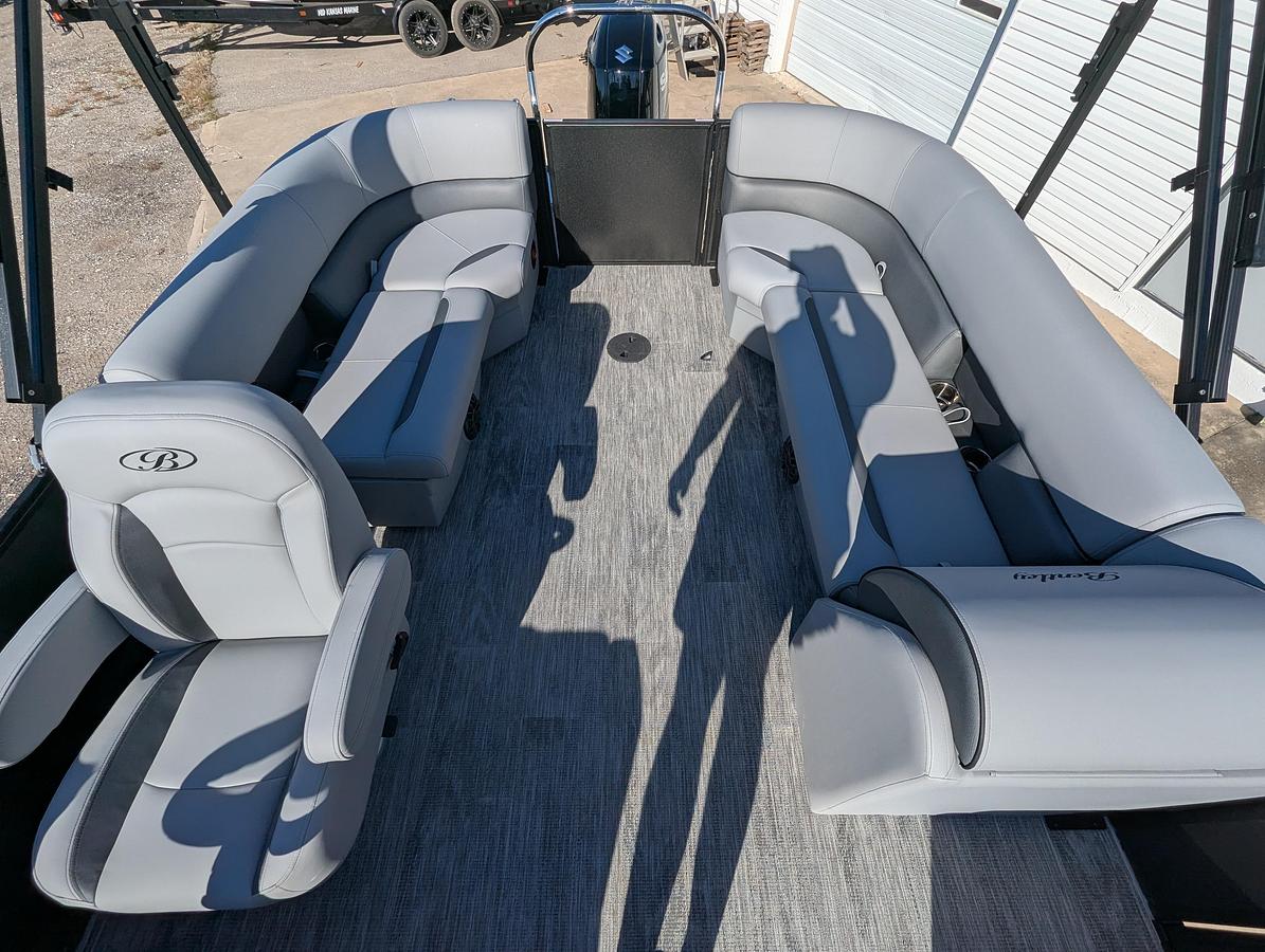 2027 Bentley Pontoons Bolt 223