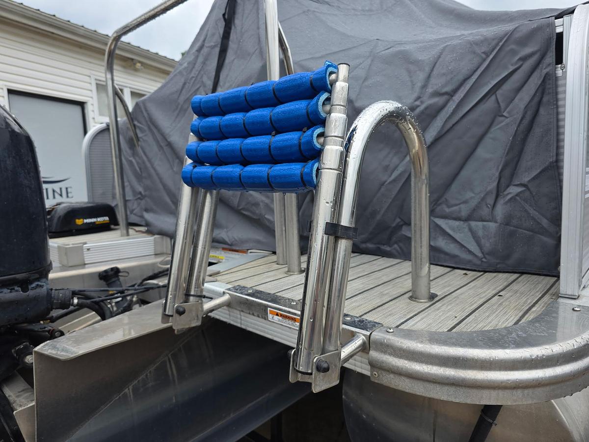 Used 2019 Avalon 2385 Catalina Rear Fish