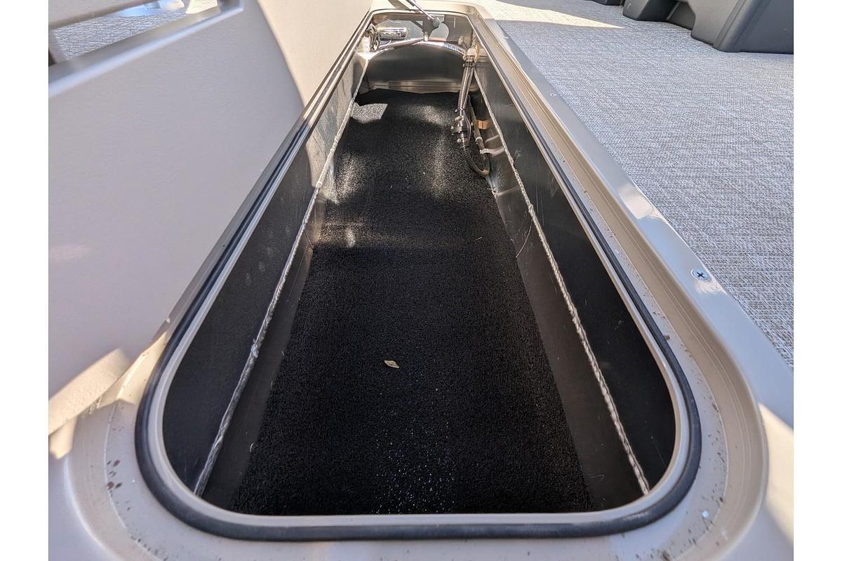 2026 Avalon 2385 LSZ Rear Fish