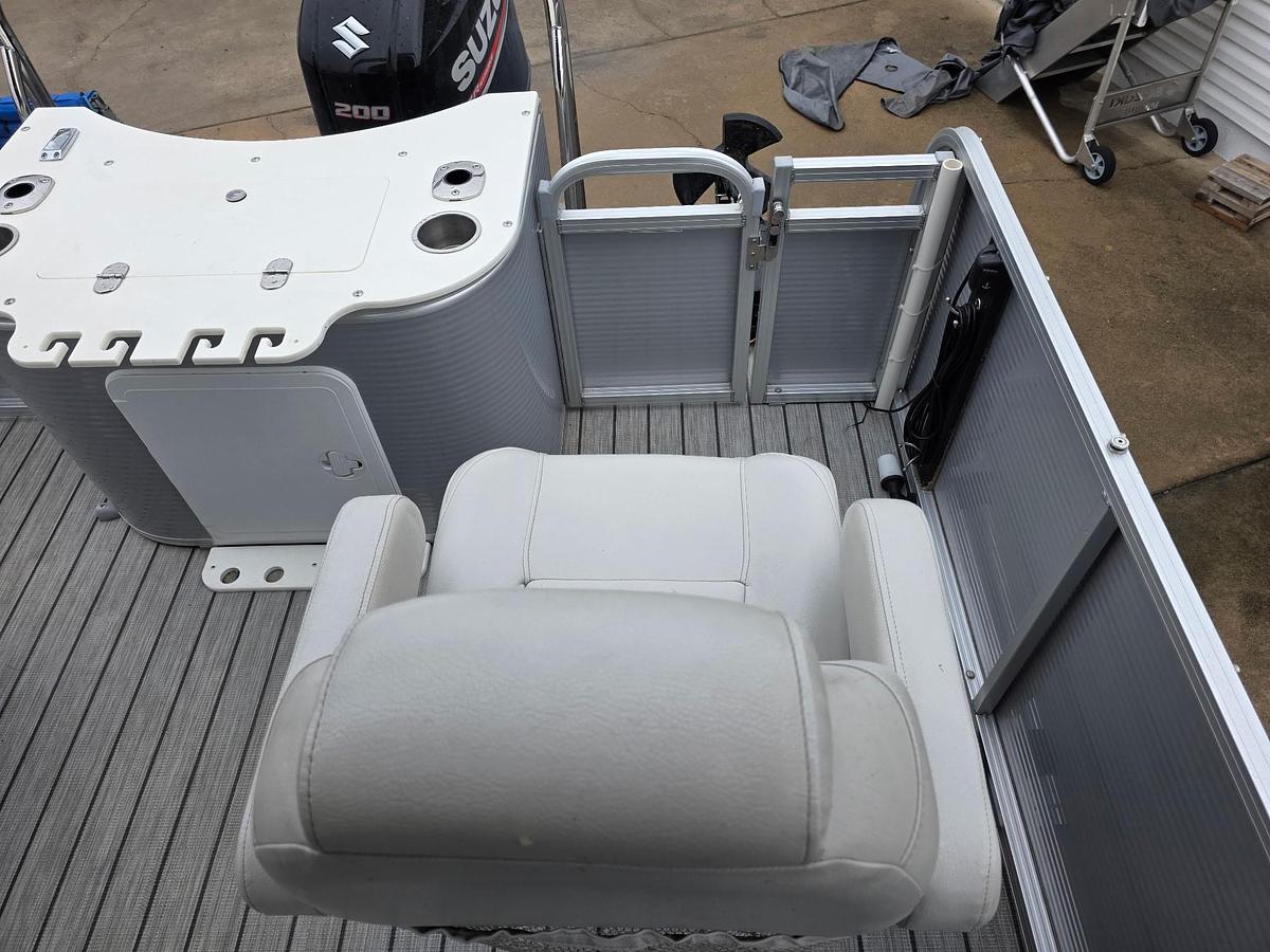 Used 2019 Avalon 2385 Catalina Rear Fish