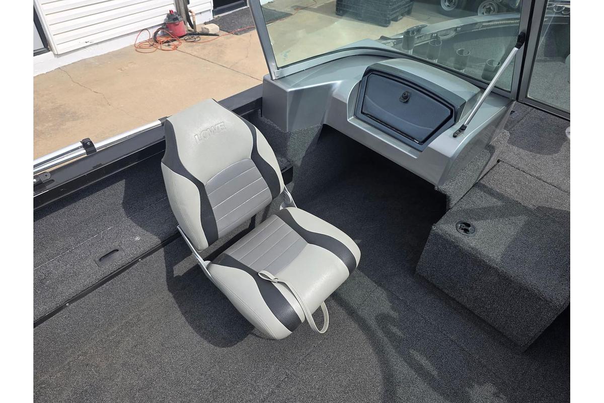 Used 2014 Lowe Fishing Machine 17