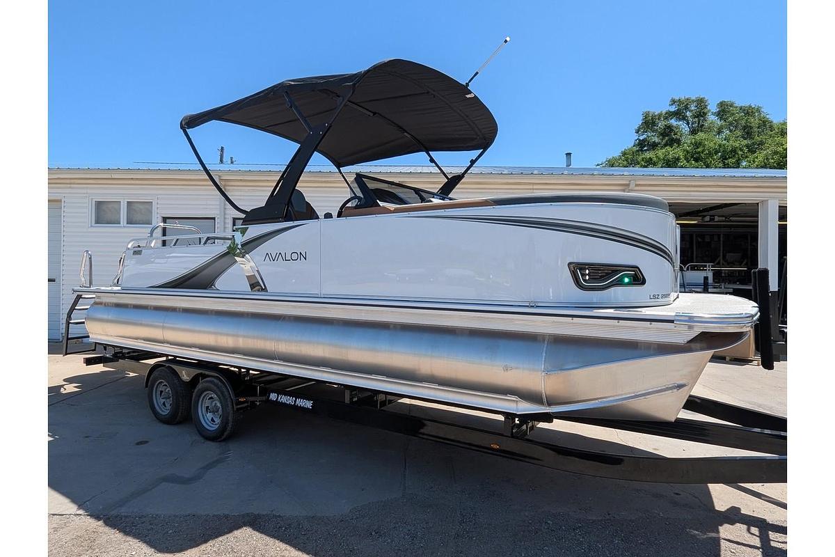 2026 Avalon 25E85 LSZ Versatile Rear Bench Windshield Tritoon