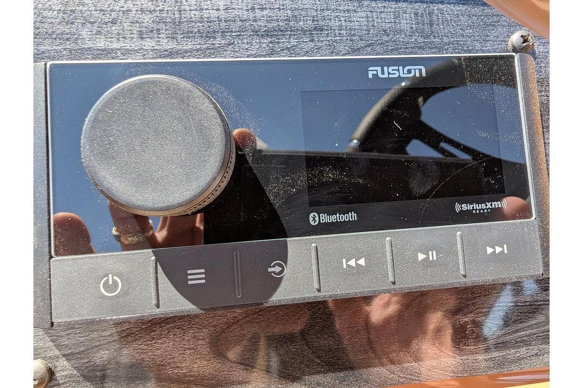2026 Avalon 25E85 LSZ Versatile Rear Bench Windshield Tritoon