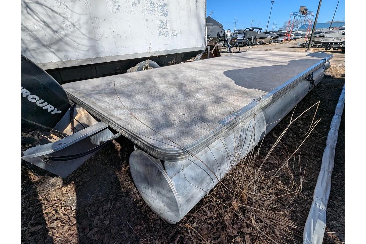 Used 2005 Sun Tracker Party Barge 22 Regency