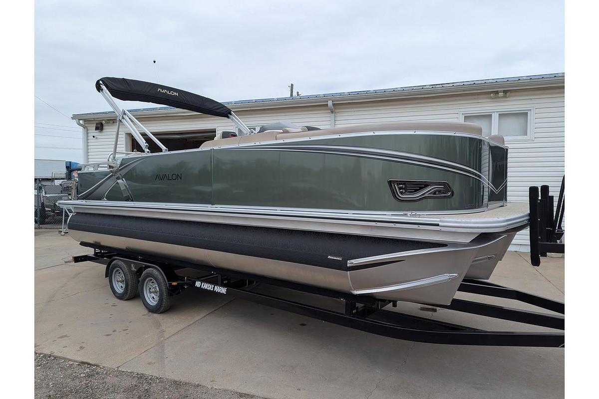 2026 Avalon 2385 LSZ Rear Fish