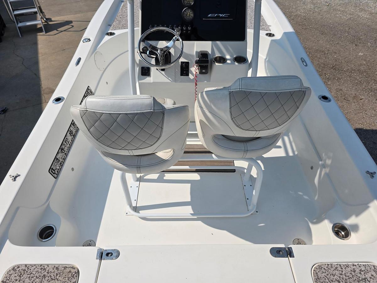 Used 2019 Epic Boats 22 Bay