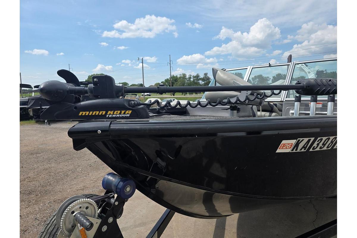 Used 2014 Lowe Fishing Machine 17