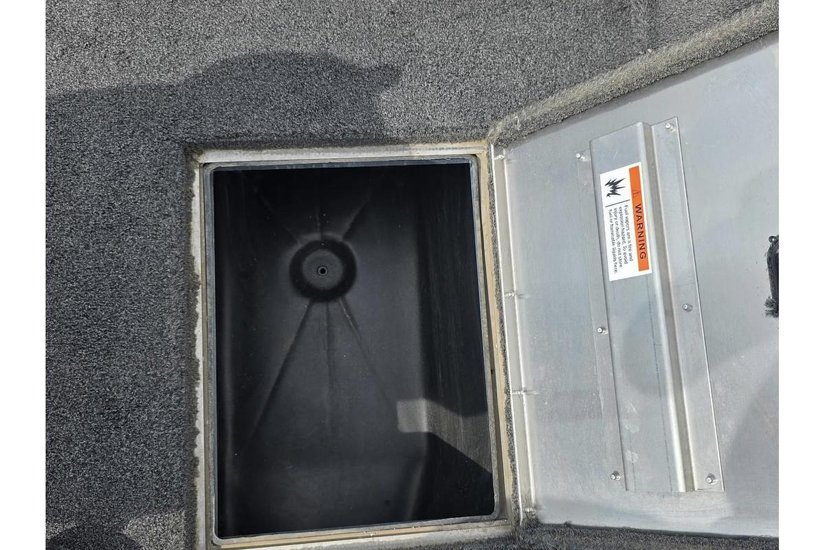 Used 2014 Lowe Fishing Machine 17