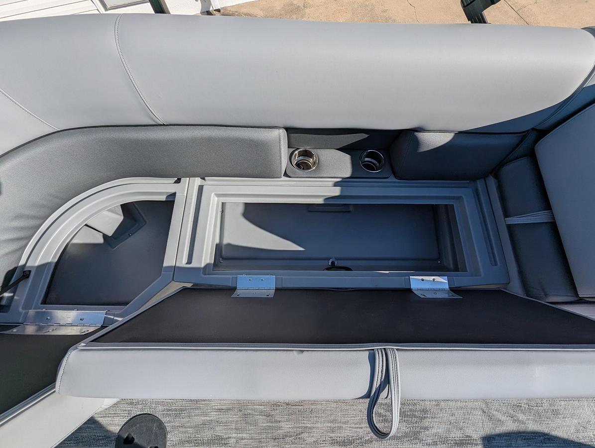 2027 Bentley Pontoons Bolt 223