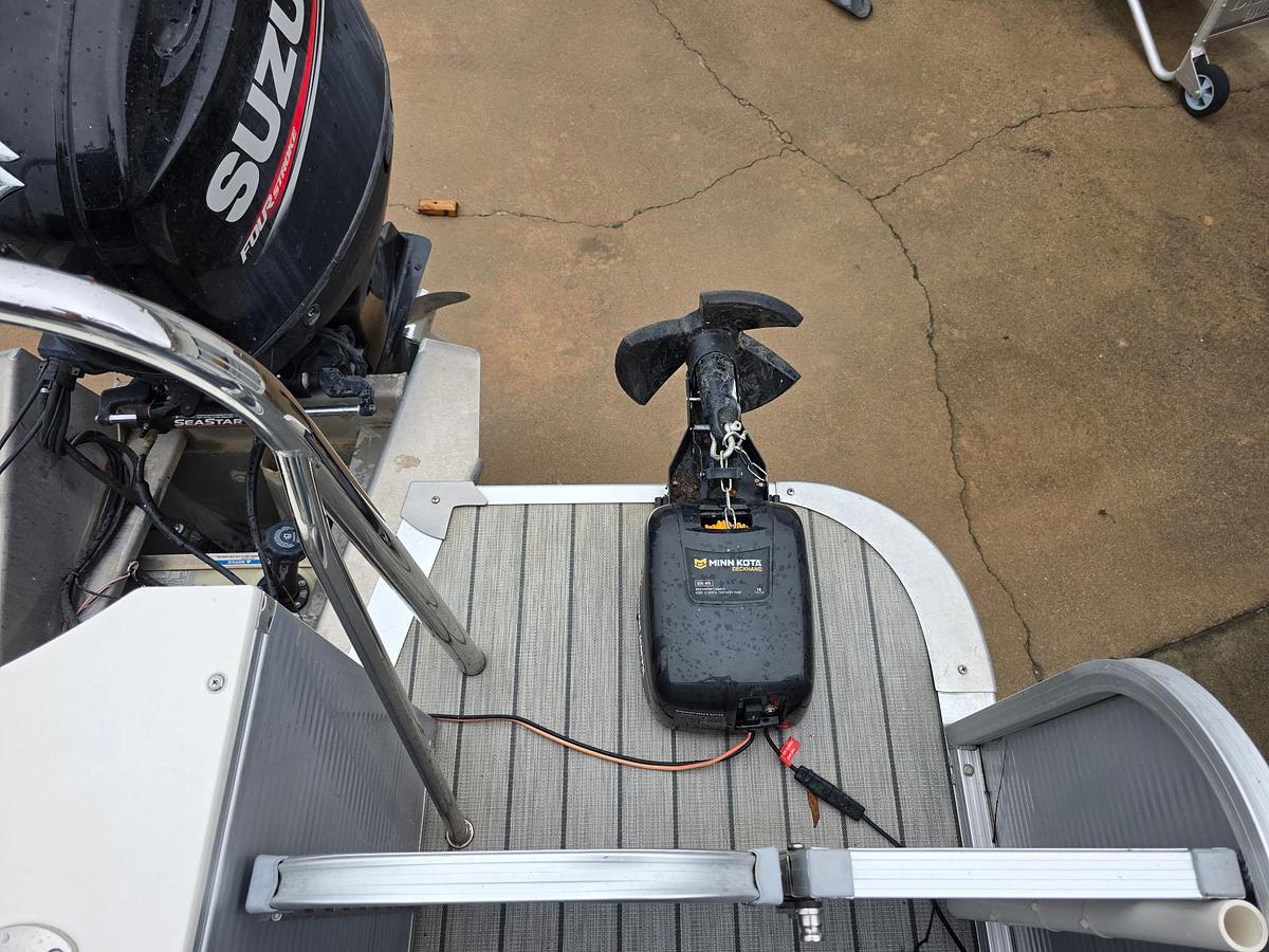 Used 2019 Avalon 2385 Catalina Rear Fish