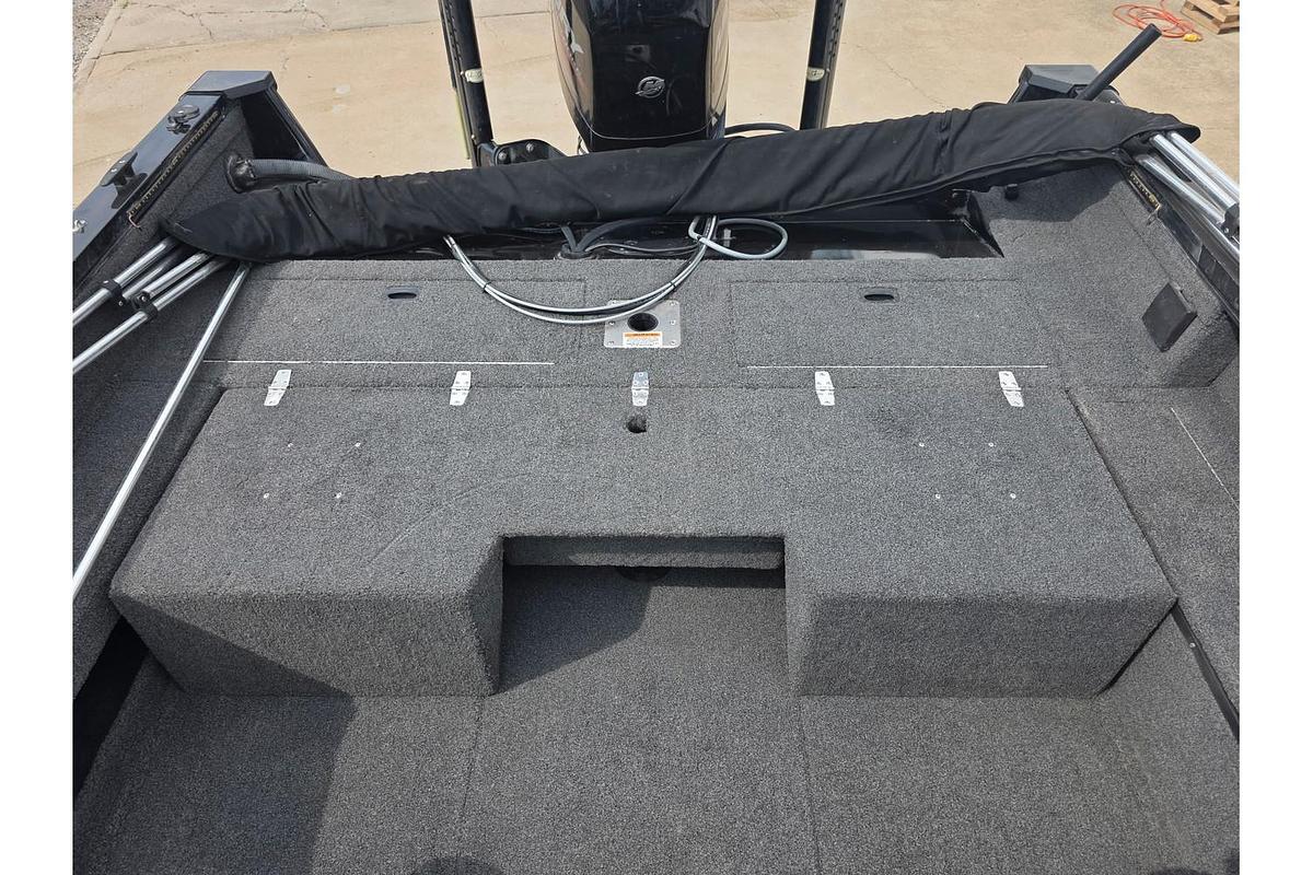 Used 2014 Lowe Fishing Machine 17