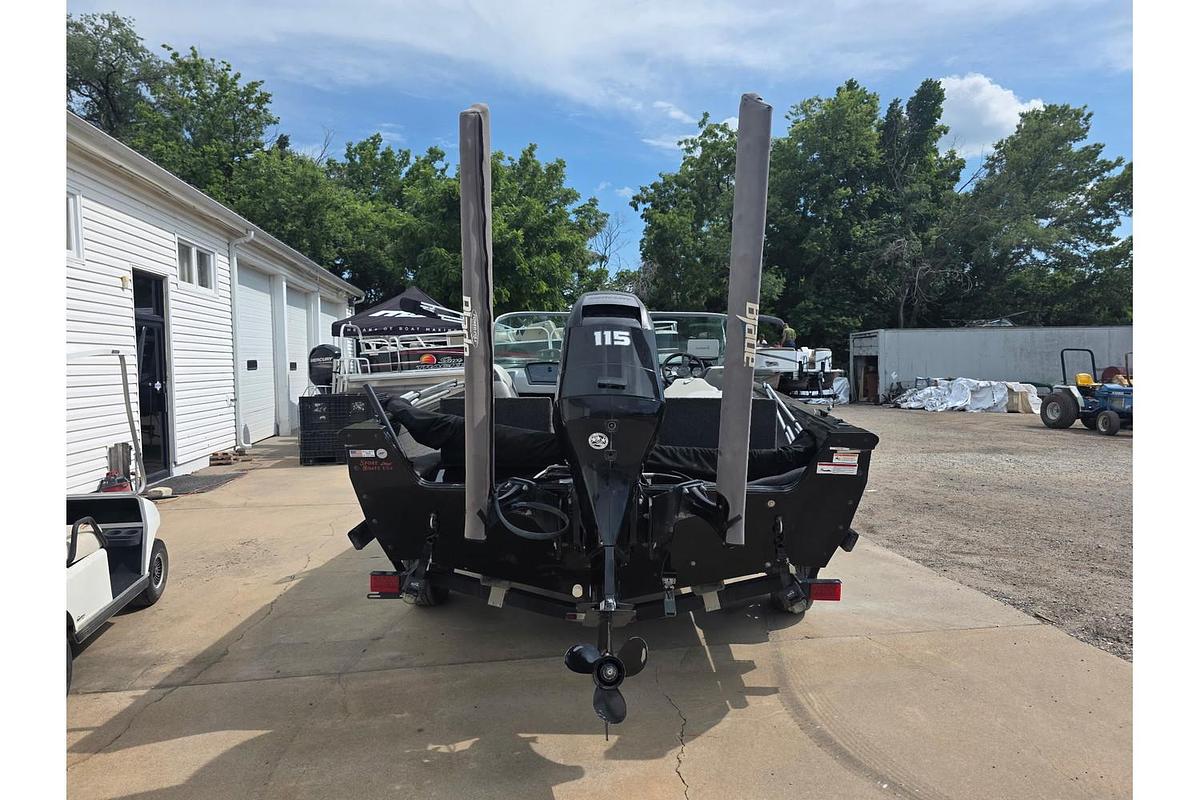 Used 2014 Lowe Fishing Machine 17
