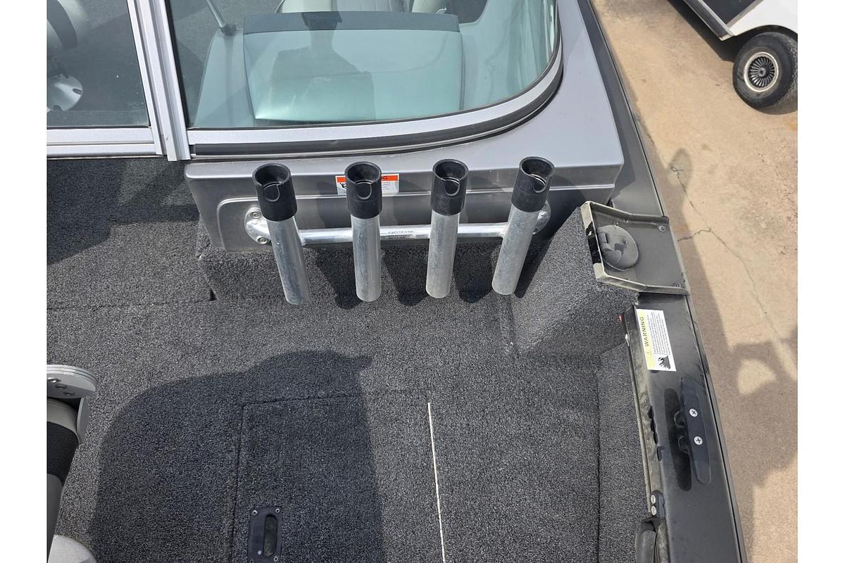 Used 2014 Lowe Fishing Machine 17