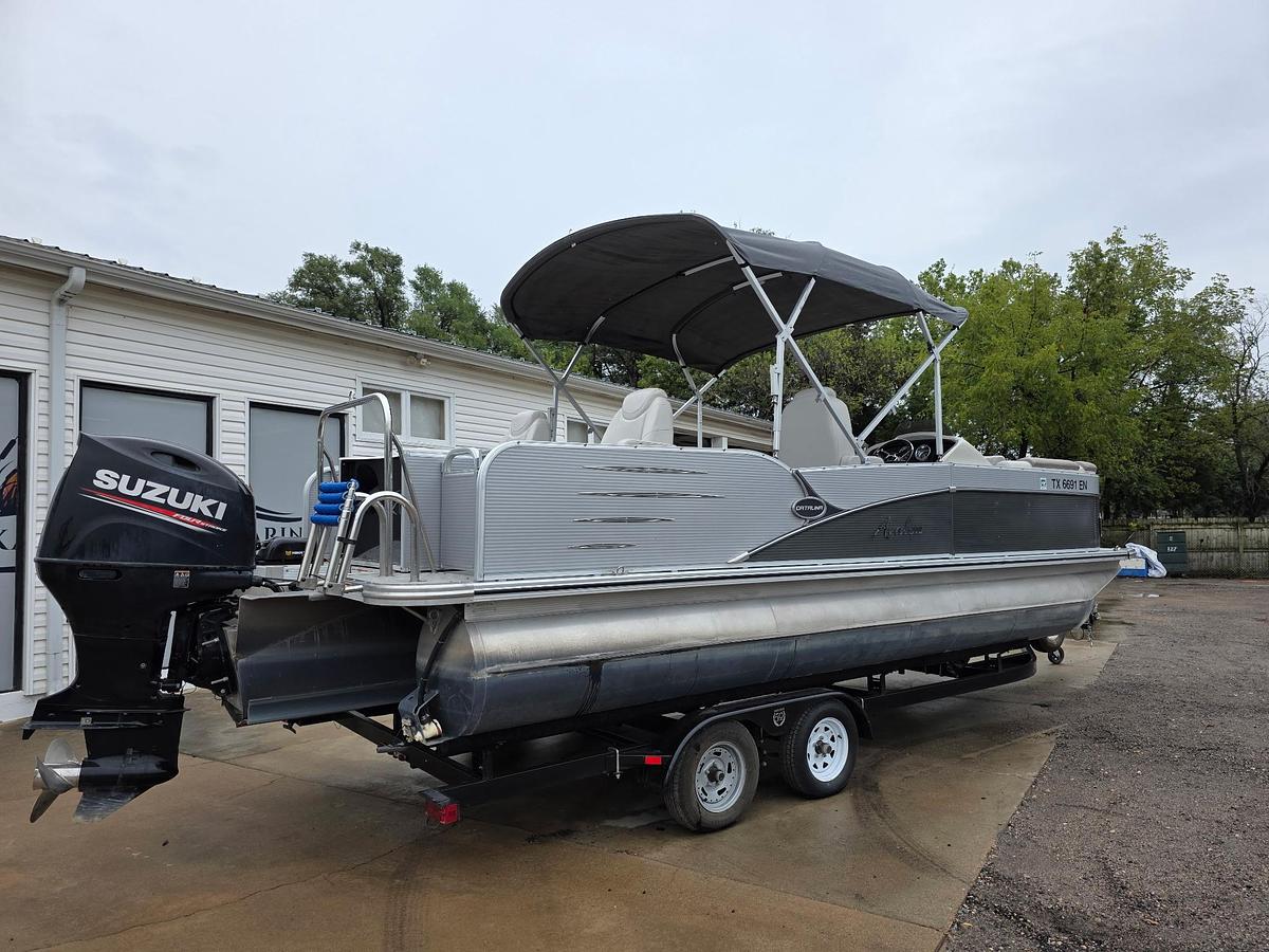 Used 2019 Avalon 2385 Catalina Rear Fish
