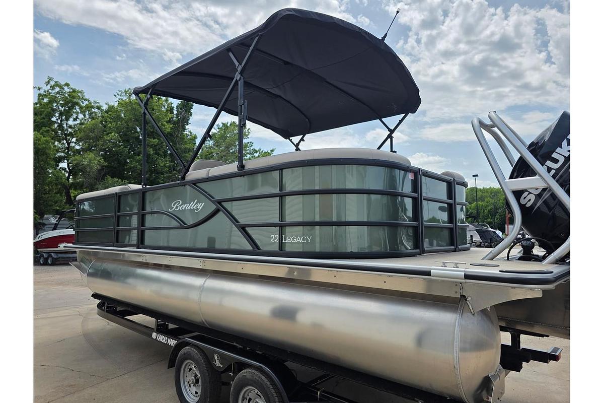 2026 Bentley Pontoons Legacy 223 Navigator Tritoon