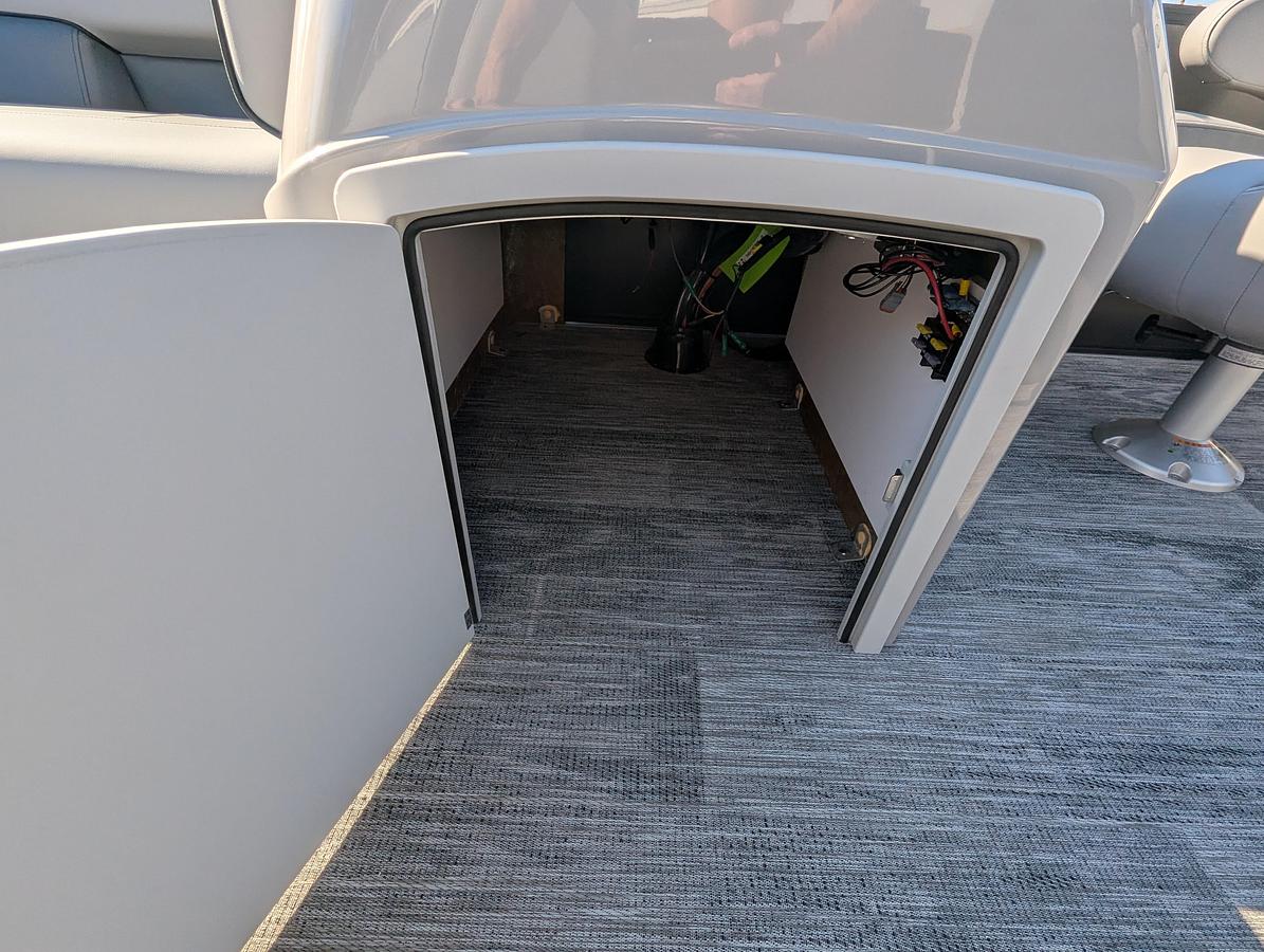 2027 Bentley Pontoons Bolt 223