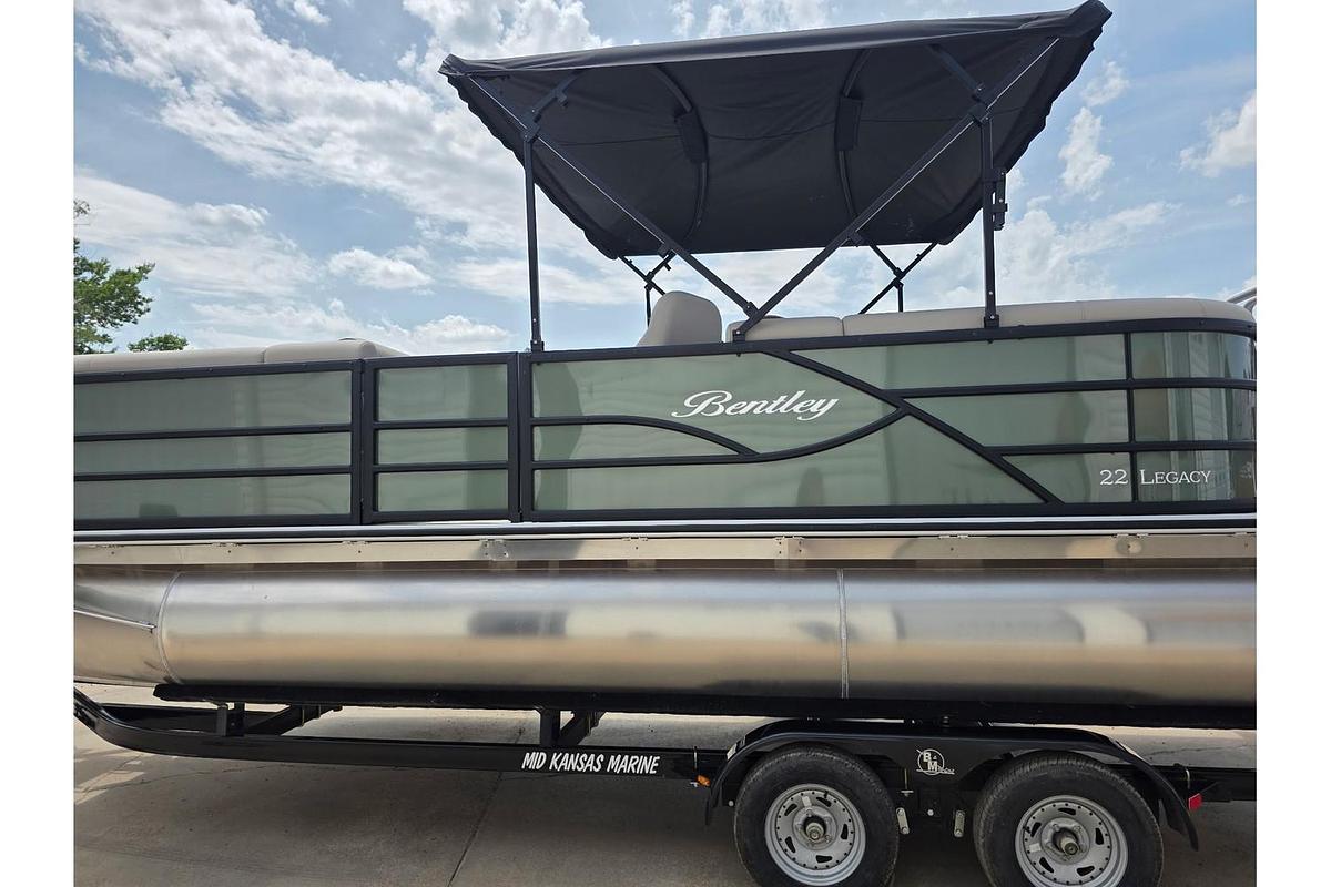 2026 Bentley Pontoons Legacy 223 Navigator Tritoon