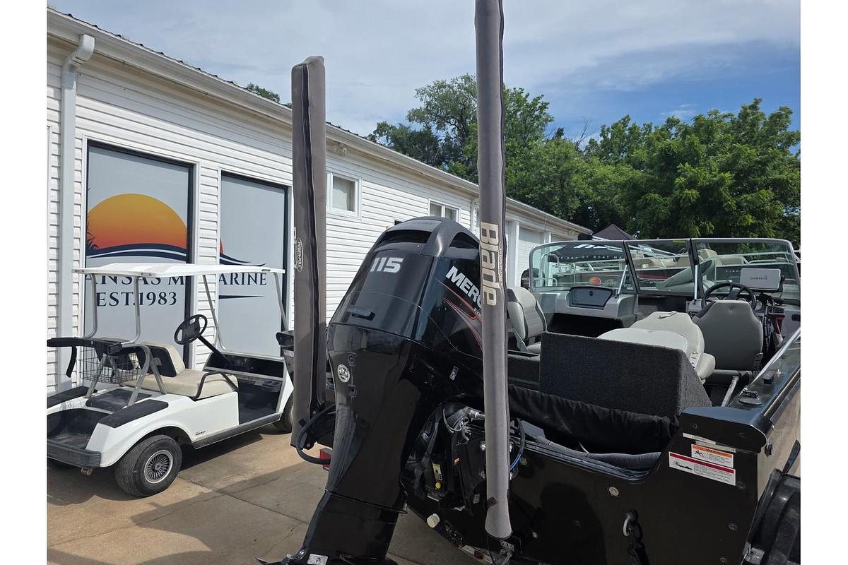 Used 2014 Lowe Fishing Machine 17