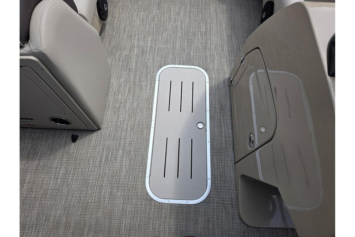 2026 Bentley Pontoons Legacy 223 Navigator Tritoon