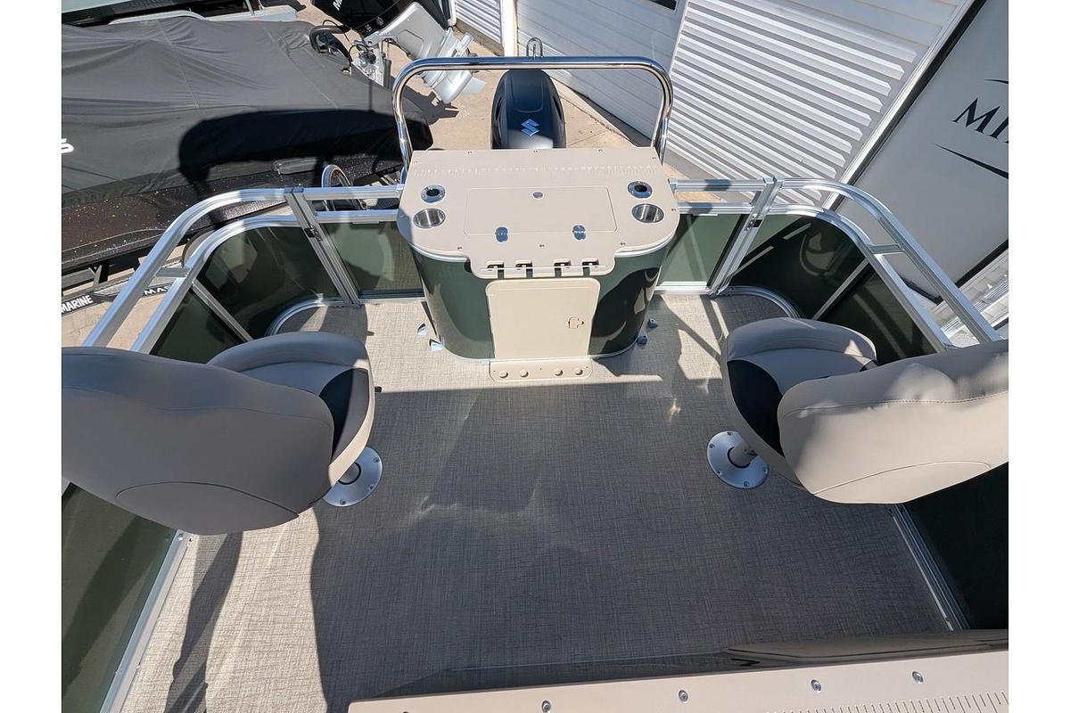 2026 Avalon 2385 LSZ Rear Fish